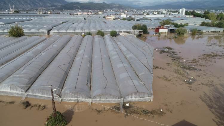 <p>Bir çiftçinin hayatını kaybettiğini aktaran Yazıcı, "Daha önce baypas olmuş 44 yaşındaki bir vatandaşımız, su altında kalan serasına bakmaya gittiğinde orada kalp krizi geçirdi. Hastaneye kaldırıldı ama maalesef vefat etti. Böyle bir kaybımız var. Selle direkt ilgili bir durum değil, serada kalp krizi geçirmiş" dedi.</p>
<p> </p>