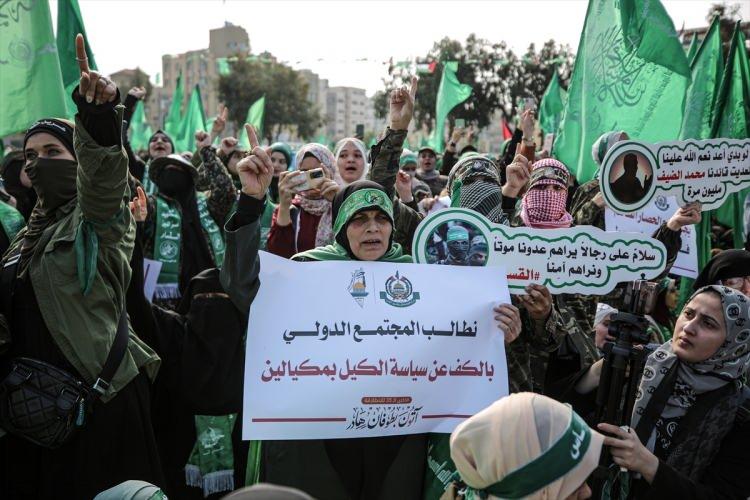<p>İsrail'in ve Yahudi yerleşimcilerin Mescid-i Aksa'ya yönelik ihlalleri göz önünde bulundurulduğunda Kudüs'ü savunmanın meşru olduğuna işaret eden Hamade, "Filistin halkı ne pahasına olursa olsun kendini ve kutsallarını savunma taahhüdünü yeniliyor." ifadelerini kullandı.</p>