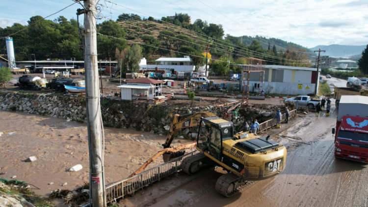 <p>Ortaköy ve Toptaş mahallelerinde çöken köprüler nedeniyle de alternatif yollardan ulaşımın sağlandığını aktaran Gülşen, Karayolları ekiplerinin büyükşehir ile ilçe belediye ekiplerine de merkezdeki çalışmalarına destek verdiğini belirtti.</p>

<p> </p>
