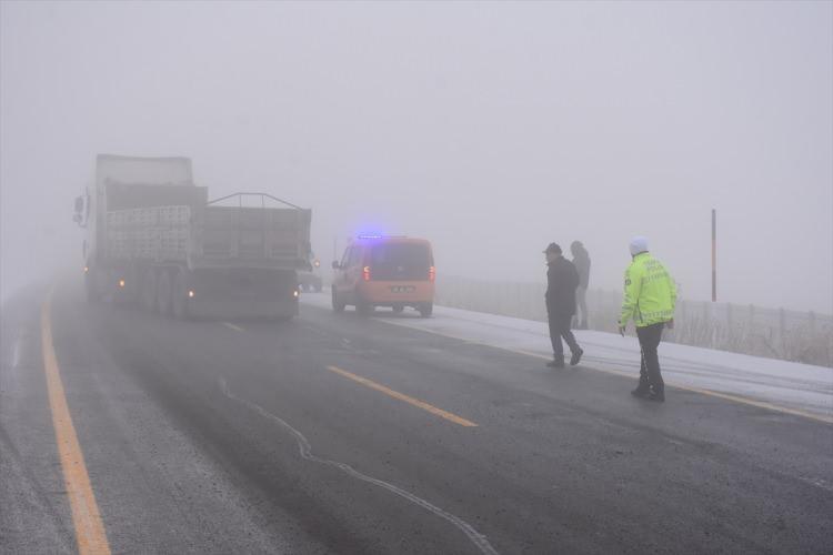 <p>Polis ekipleri güvenlik önlemi alarak tırların ilerleyemediği bölgedeki yolun bir şeridini ulaşıma kapattı. </p>
