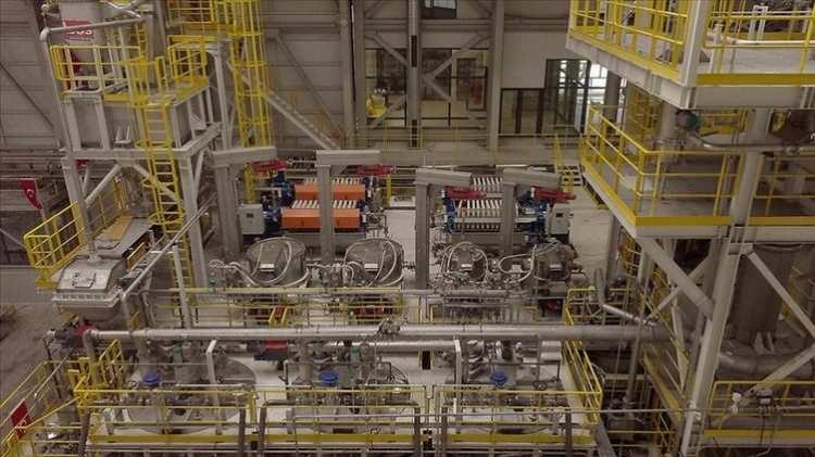 <p><strong>LİTYUM KARBONAT TESİSLERİ</strong><br /> <br /> <br /> Eskişehir Kırka'da 600, Balıkesir Bandırma'da 100 tonluk, toplam 700 ton kapasiteli lityum karbonat üretim tesisi kurulacak.</p> 