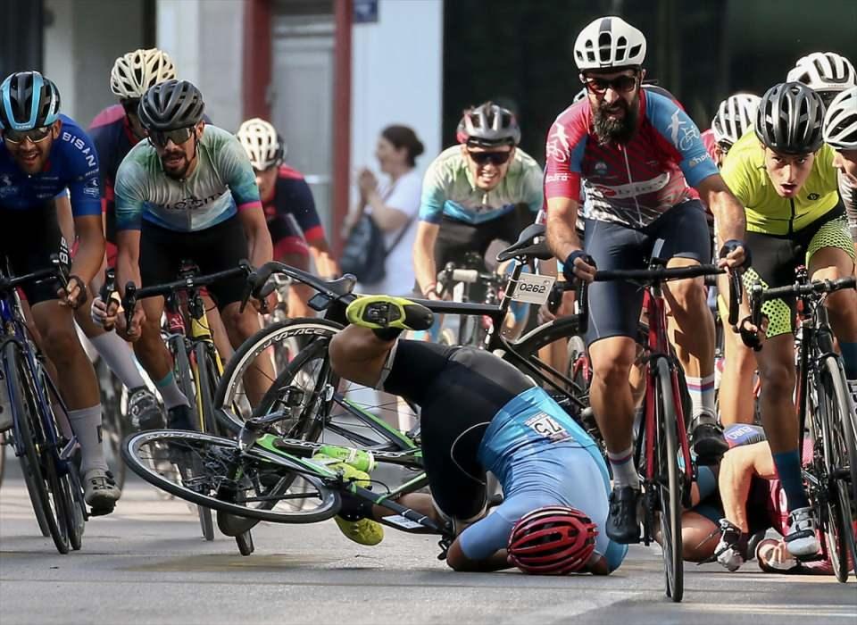 <p>Yol Bisikletinde Turkcell Granfondo Serisi'nde yerli ve yabancı 2 bin 100 sporcunun katıldığı ikinci sezonun son yarışı İzmir’de yapıldı. Bitiş noktasına yaklaşık 20 metre mesafede meydana gelen kazada bazı sporcular yaralandı.</p>
