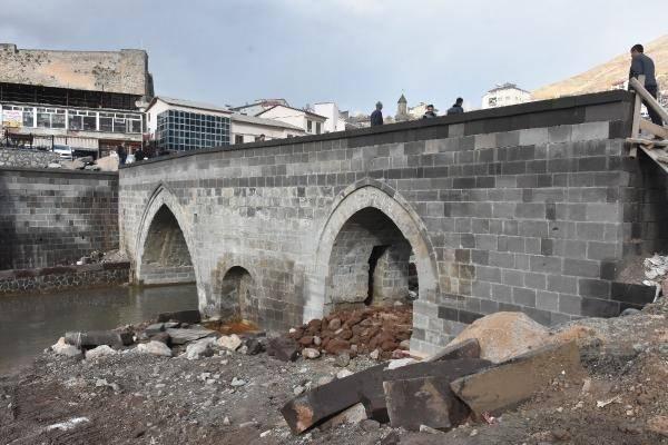 <p> Halkımız tarafından da gayet beğeni kazandı. Bununla beraber Paşa Hamamı, Hacı Begiye Camisi ve Hazo Hanı restorasyon çalışmaları da son hızla devam ediyor. </p>
