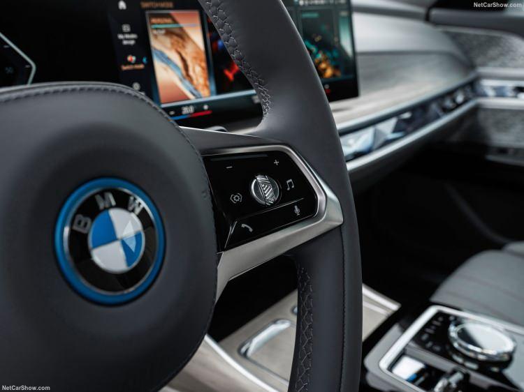 <p>Yeni BMW i7 xDrive60, ön ve arka akslarda yer alan iki elektrik motoruna sahip.</p>
