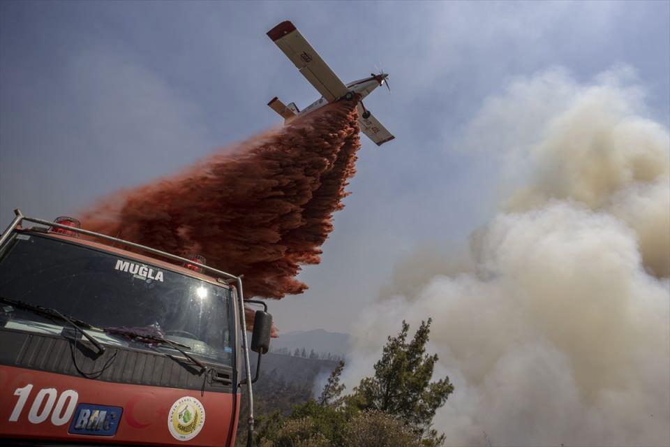 <p>Muğla’nın Marmaris ilçesinde ormanlık alanda çıkan yangına havadan ve karadan müdahale edildi. 20 helikopter ve 14 uçak, yangın söndürme çalışmaları kapsamında havadan müdahalede kullanıldı.</p>