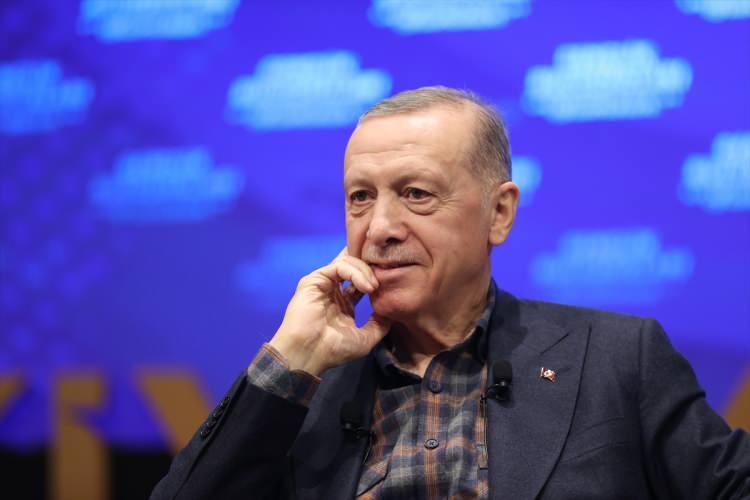 <p>Çektiği videolar milyonlarca kez izlenen Türker, Cumhurbaşkanı Recep Tayyip Erdoğan'ın 10 Aralık'ta geldiği Samsun'da gençlik buluşmasına katılıp, org çalıp, şarkı söyledi. Performansı sırasında "Seninle mezara kadar başkanım", "Başkanım sen varsan keyfim meyfim on numara" diyen Türker, salonda alkışlandı. Daha sonra sahneden inen Türker, Cumhurbaşkanı Erdoğan'ın yanına giderek bir süre sohbet etti. Sohbet sırasında Erdoğan, Türker'e 'Kilo vermelisin' tavsiyesinde bulundu. Cumhurbaşkanı Erdoğan'ın önerisi sonrası Fevzi Kaan Türker, diyetisyene başvurdu.</p>
