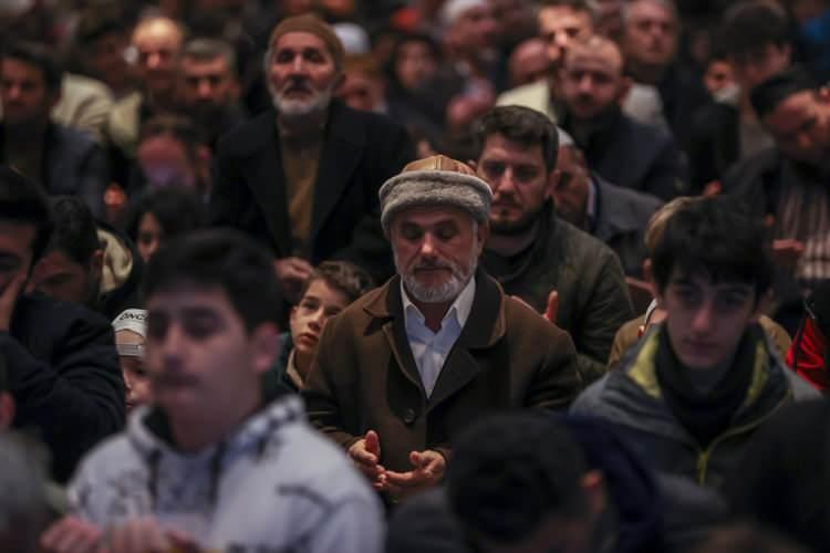 <p>İmam hatip neslinin Peygamber varisi olduğuna dikkati çeken Erbaş, şöyle devam etti:</p>

<p>"Peygamber varisliğinden daha yüce, daha üstün bir unvan var mı dünyada, yok. İmam hatiplerin örnek aldığı en yüce insan Hazreti Muhammed Aleyhisselam'dır. Onun için her imam hatip mensubu, her imam hatip öğrencisi ve mezunu önder olarak kendisini, Peygamberimizi seçmiş demektir. O zaman onun yolundan gidecek demektir. Bütün imam hatip neslinin, her Müslüman gencin önderi Allah Resulü'dür. Her Müslüman'ın da örnek alacağı kişidir. Ne mutlu onun yolunda gidenlere, ne mutlu Peygamber Efendimizin varisi olanlara."</p>
