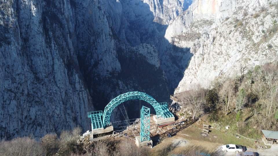 <p>Salıncağın ayak aralığı 20 metre, yüksekliği ise 10 metre olacak. 'Uçurum salıncağı' nisan ayında hizmete açılacağı bildirildi. 'Uçurum salıncağı'nın yanına ayrıca 30 metrekarelik 2 tane cam teras yapılıyor. Cam terasların yüzde 95'i tamamlandı.</p>

<p> </p>
