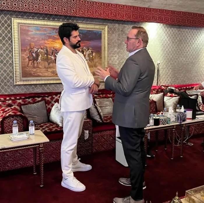 <p><strong>TEPKİLER SONRASI FOTOĞRAFLARI SİLDİ</strong><br />
<br />
Burak Özçivit, taciz suçlamaları yüzünden Hollywood’un dışladığı Spacey ile fotoğrafılarını paylaştı. </p>
