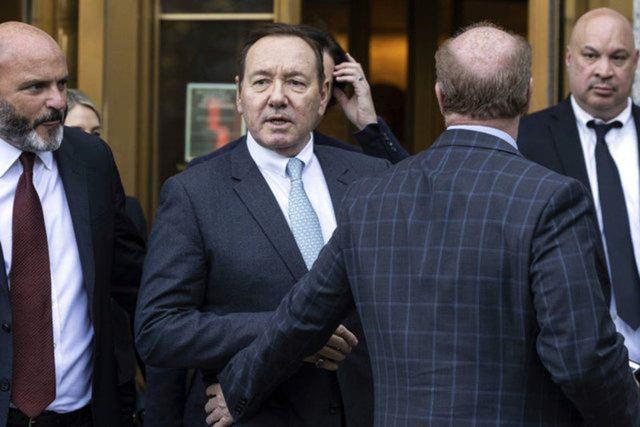 <p><strong>7 YENİ SUÇLAMA DAHA</strong></p>
<p><br />
Geçtiğimiz aylarda yargılandığı cinsel saldırı davasında suçsuz bulunan ABD'li aktör Kevin Spacey'nin, bu kez de farklı 7 cinsel taciz suçlamasıyla yargılanacağı açıklanmıştı.</p>
<p>İngiltere Kraliyet Savcılık Servisi'nden yapılan açıklamada, Oscar ödüllü aktör Kevin Spacey'nin 2001 ile 2004 yılları işlediği iddia edilen cinsel saldırı suçundan yargılanacağı belirtilmişti.</p>