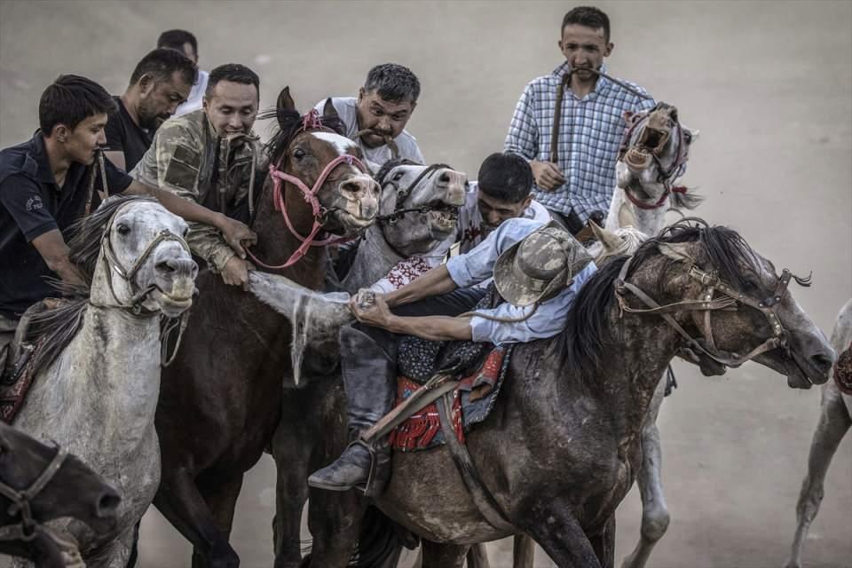 <p>Türklerin en eski ata sporlarından kökbörü (at üzerinde oğlak yakalama), Kırgız Türklerinin yaşadığı Van'ın Erciş ilçesinde bulunan Ulupamir köyünde varlığını sürdürüyor. 1982'de Türkiye’ye göçerek burada kalan Kırgız Türkleri, hem kendi düğünlerinde hem de farklı şehirlerde düzenlenen etnik spor organizasyonlarında kökbörü oynayarak kültürel miraslarını korumaya çalışıyor.</p>

<p> </p>
