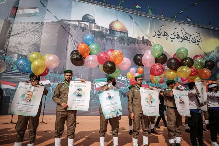<p>Geçit törenine katılanlar, Filistin bayrakları, Hamas bayrakları ve İsrail güçlerinin Batı Şeria'da öldürdüğü Filistinlilerin fotoğraflarını taşıdı.</p>
