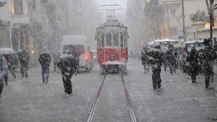 <p>"4-5 GÜN ETKİLİ OLACAK" <br />
İklim uzmanı Bozyurt, “Arkadan devamlı yağışlar geliyor. Hava sıcaklığının düşmesi nedeniyle bu yağmurlara ilaveten 18-19 Aralıktan itibaren yağmurların yanına kar yağışları da ekleniyor.</p>
