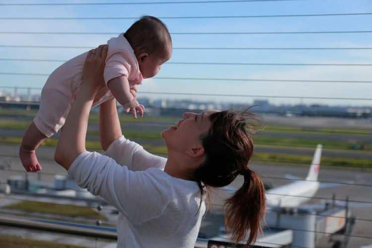 <p>KLM Dutch Royal Havayolu ise iki Avusturyalı doktor ve bir hemşirenin uçakta olduğunu ve Tamara’ya sürpriz doğumunun ardından yardım ettiğini bildirdi. </p>
