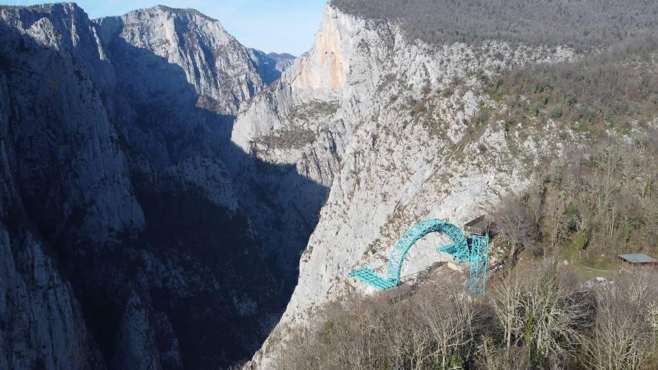 <p><strong>KANYON ZİRVESİNE SALINCAK BİR İLK</strong></p>
<p>Küre Dağları Milli Parkı'na görev yapan Alan Kılavuzu Cemal Kaya, Türkiye'de ilk kez bir kanyon zirvesine dev salıncak kurulduğunu belirterek, "Küre Dağları Milli Parkı'nda, en çok yatırım yapılan yer; Pınarbaşı ilçemizdir.</p>