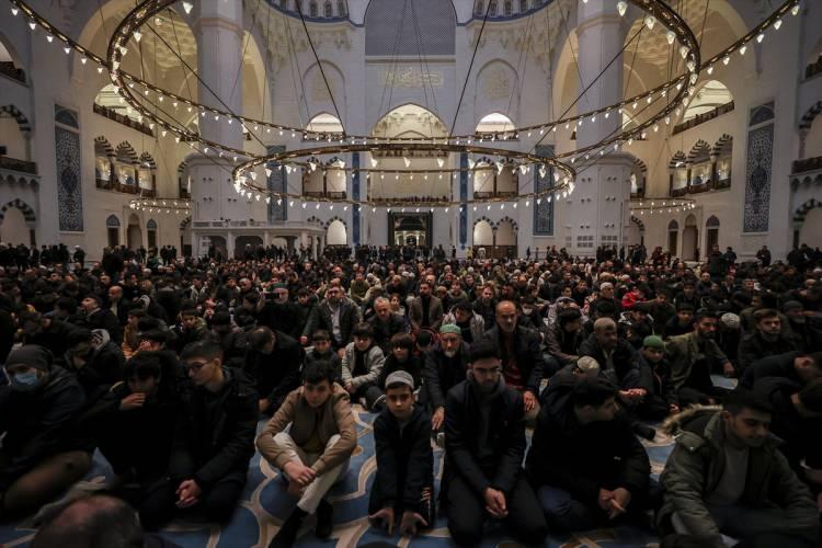 <p>Diyanet İşleri Başkanı Ali Erbaş, ÖNDER'in Büyük Çamlıca Camisi'nde düzenlediği "İmam Hatipliler Sabah Namazında Buluşuyor" etkinliğe katıldı.</p>
