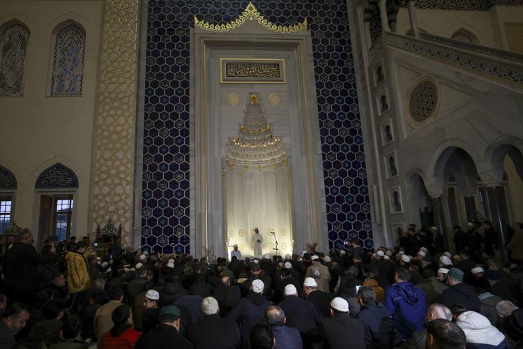 <p>Yoğun katılımın olduğu etkinliğin ardından camiden çıkanlara çay, simit ve çorba ikram edildi.</p>
