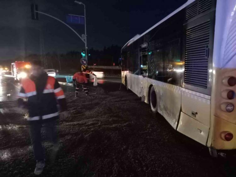 <p>Kaza, Boğazköy İstiklal Mahallesi Kümbet Sokak Eski Edirne Asfaltı üzerinde saat 06.30 sıralarında meydana geldi. Edinilen bilgiye göre, sürücüsünün ismi henüz öğrenilemeyen 34 YB 3625 plakalı İETT otobüsünün şoförü ters şeritten girerek karşı yöne geçmeye çalıştı. Bu esnada seyir halinde olan 34 LCR 864 plakalı yolcu minibüsü duramayarak ters şeritten yola giren İETT otobüsüne çarptı. Kazada 14 kişi yaralanırken araçlar kullanılamaz hale geldi.</p>
