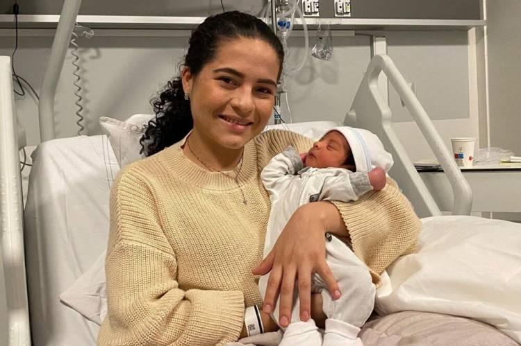<p>Ekvador’un Guyaquil kentinden Hollanda’nın başkenti Amsterdam’a yolculuk yapan kadın KLM Royal Dutch’ın uçağında beklenmedik bir doğum gerçekleştirdi.</p>
