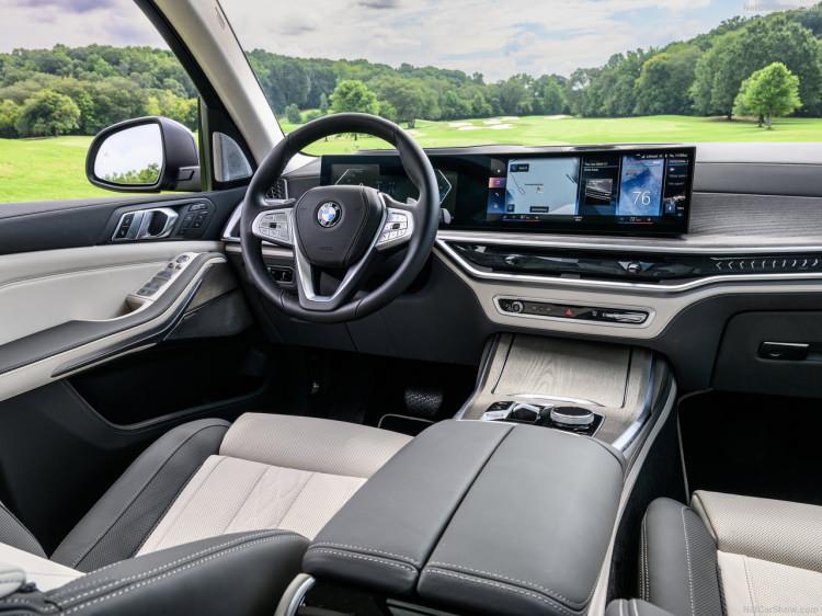 <p>Ayrıca, İntegral Aktif Direksiyon donanımı sayesinde Yeni BMW X7'nin manevralar sırasında çevikliği, yüksek hızlarda otomobilin daha da konforlu olmasını sağlıyor.</p>
