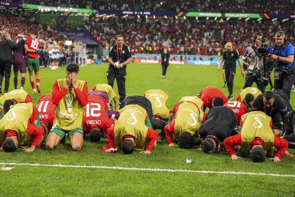 <p> Katar'ın ev sahipliğini yaptığı 2022 FIFA Dünya Kupası son 16 turu mücadelesinde Fas ve İspanya karşılaştı. Penaltı atışları sonrası maçı kazanarak çeyrek finale yükselen Faslı oyuncular ve teknik heyet, şükür secdesi yaptı.</p>
