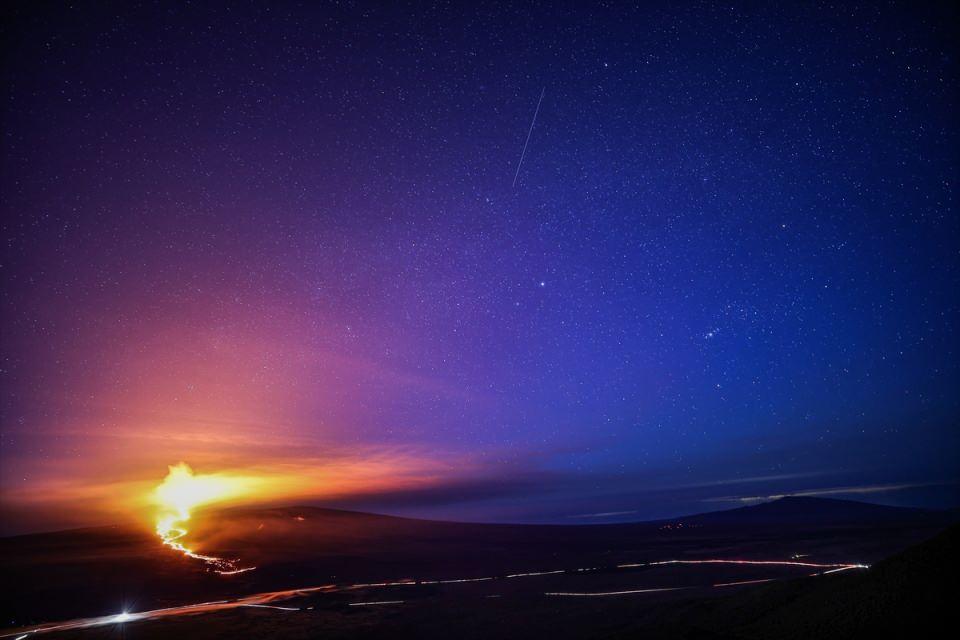 <p>ABD'nin Hawaii takım adalarından Büyük Ada'da bulunan dünyanın en büyük yanardağı Mauna Loa, 38 yıl sonra yeniden patladı. Lav akışı ile birlikte meteor yağmuru da gözlendi.</p>