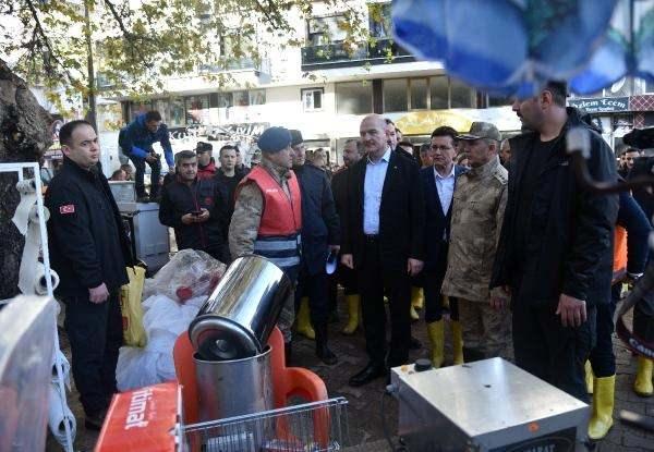 <p>Ceylan, Erdoğan ile görüşmesinden sonra "Gece 03.00'te sel her şeyi götürdü. Apartmanda izledim ama bir şey yapamadım. Dükkanımda malzemelerim gitti. Cumhurbaşkanı'mıza teşekkür ettim. Hanımına selam yolladım ve gözlerinden öptüğümü söyledim. Ben onların gününde böyle huzur, mutluluk gördüm" diye konuştu. </p>
