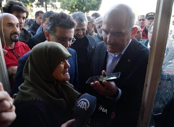 <p>Soylu, esnaftan Zülfiye Ceylan'ı (75) Cumhurbaşkanı Recep Tayyip Erdoğan ile görüştürdü. Erdoğan, telefonda "Bakan arkadaşlarım orada, hep beraber ne gerekiyorsa hepsini yapacağız" dedi.</p>
