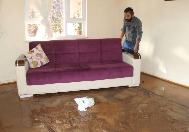<p>Bölgede, ekiplerin çalışmaları sürüyor.</p>
<p> </p>
<p> </p>