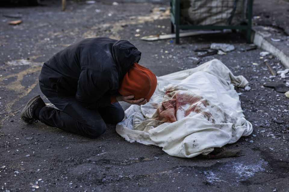 <p> Ukrayna’nın başkenti Kiev’de, Rusların düzenlediği saldırılarda çok sayıda yerleşim yeri, bina ve okul zarar gördü. Bir Ukraynalı, yakınının cansız bedeni başında gözyaşı döktü.</p>
