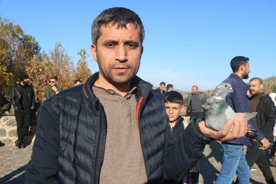 <p>Diyarbakır‘a ait de 21 çeşit güvercinimiz var. Dünyanın hiçbir yerinde yoktur. Hepsi de yüksek uçucudur, yıldızlar gibidirler” dedi.</p>
