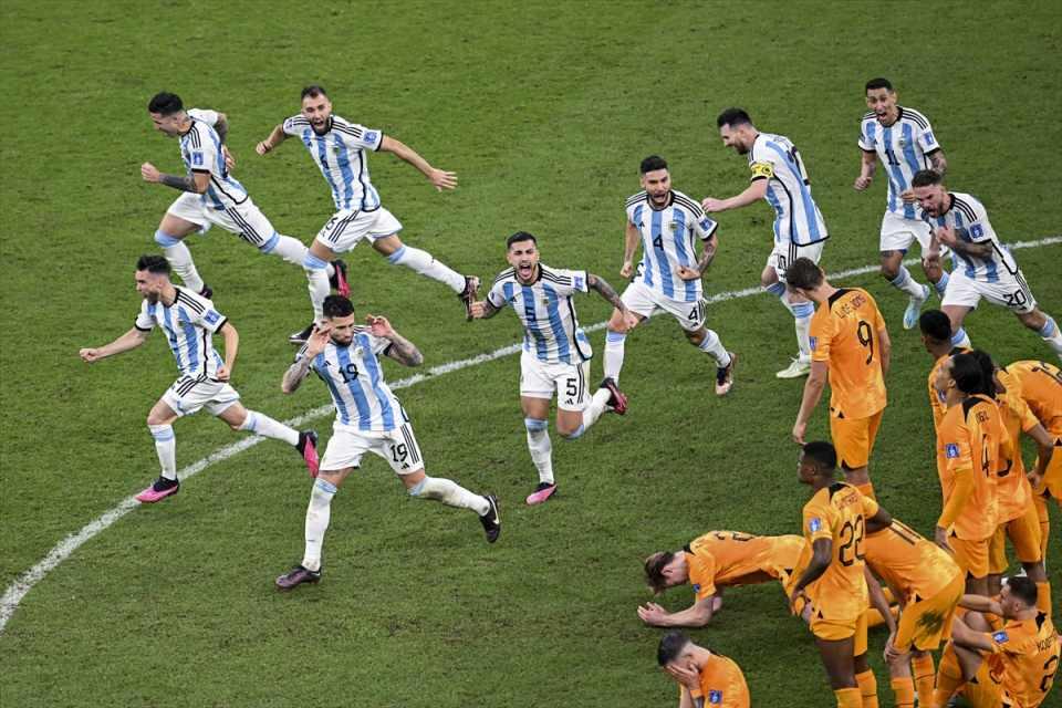 <p>Katar'ın ev sahipliğinde düzenlenen 2022 FIFA Dünya Kupası çeyrek final maçında Hollanda ile Arjantin takımları, Lusail Stadyumu'nda karşılaştı. Penaltılarla maçı kazanan Arjantin oyuncuları, yarı finale yükselmenin sevincini yaşadı.</p>

