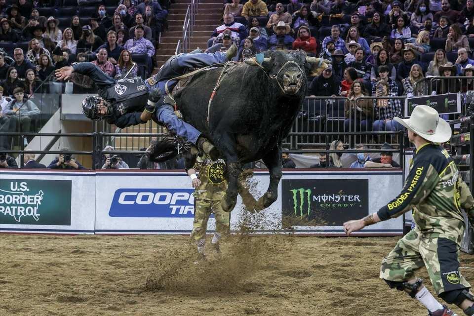 <p> ABD'nin New York eyaletindeki Madison Square Garden spor kompleksinde "PBR Unleash the Beast" isimli rodeo etkinliği düzenlendi.</p>