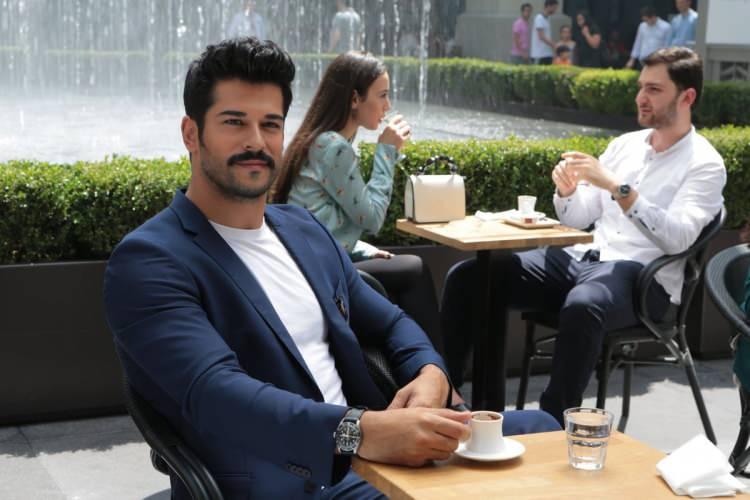 <p>Özçivit'in eşi Fahriye Evcen de kalp emojisiyle yorum yaptı. </p>
