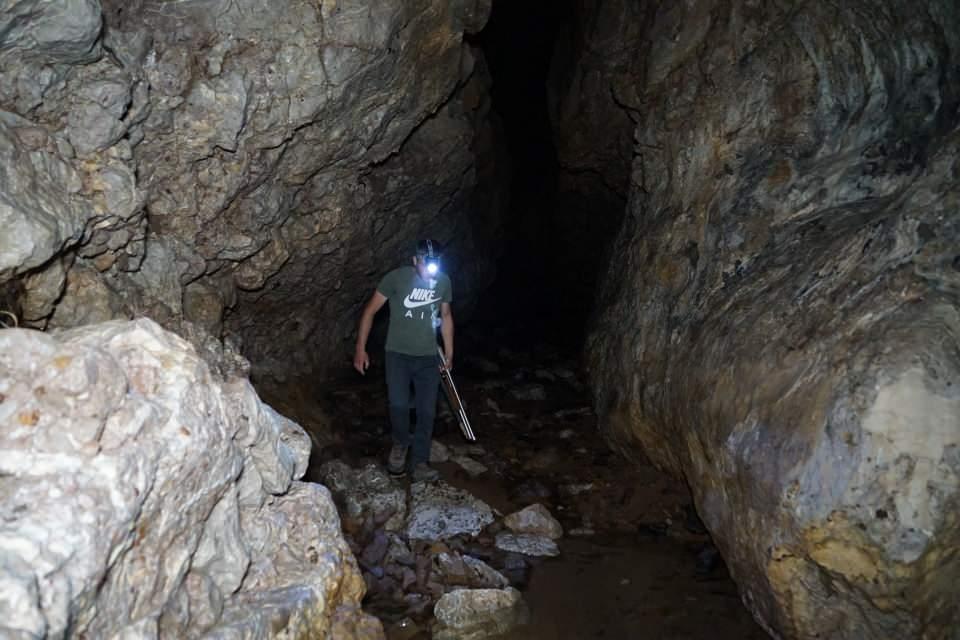 <p>Devrekani'nin Şenlik köyü sınırlarında bulunan Sarpunalınca Mağaraları, büyüklüğünün yanı sıra, içerisinde bulunan sarkıt ve insan kemikleriyle de dikkat çekiyor. 800 metre uzunluğa sahip ve 6 girişi olan Sarpunalınca Mağaraları içerisinde yaşam kalıntılarının olduğu odalar, mahzenler, insan kemikleri, sarkıt ve dikitler bulunuyor. </p>
