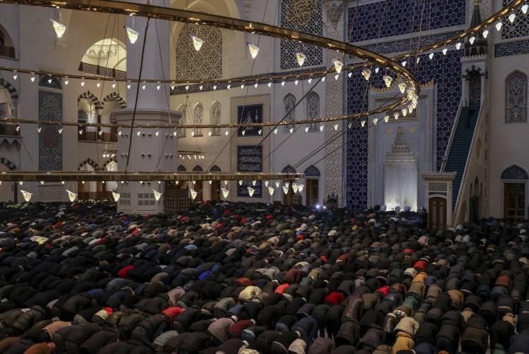 <p>Erbaş, 39 ilçeden etkinliğe katılan imam hatip öğrencilerine teşekkür ederek, en güzel buluşmanın namaz buluşması olduğunu ifade etti.</p>
