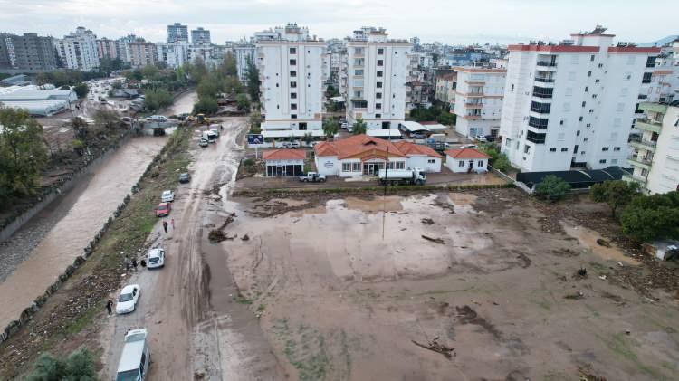 <p>Ev ve iş yerlerine su basan vatandaşlar da sabah saatlerinden itibaren temizlik çalışmalarına başladı. Kızılay da ilçe merkezine stant kurarak, vatandaşlara çorba, kumanya, çay dağıtımına başladı.</p>
<p> </p>