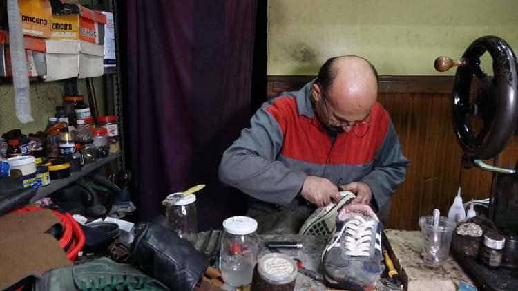 <p>Trabzon'da ayakkabı tamircisi Erol Canım (68), dükkanına bırakılıp, unutulan ve geri alınmayan ayakkabıları, ihtiyaç sahiplerine ulaştırıyor.</p>

<p> </p>

