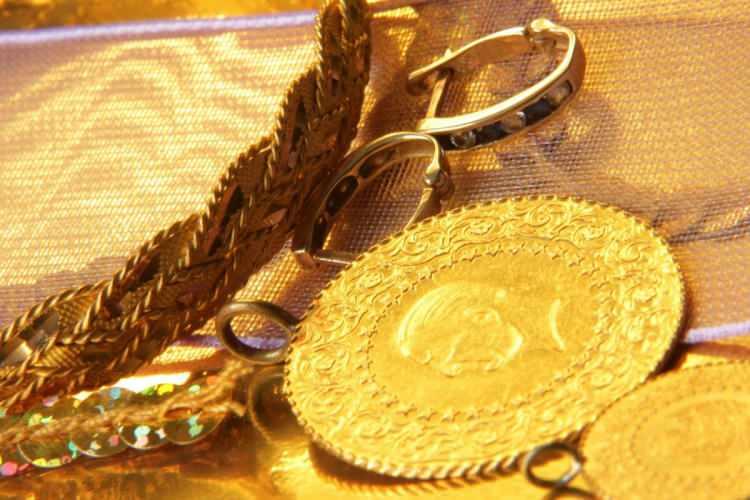 <p>Şu anda altının ons fiyatı 1.790 dolar seviyesinde. Altının gramında 310 lira bir değer artışı oldu.</p>