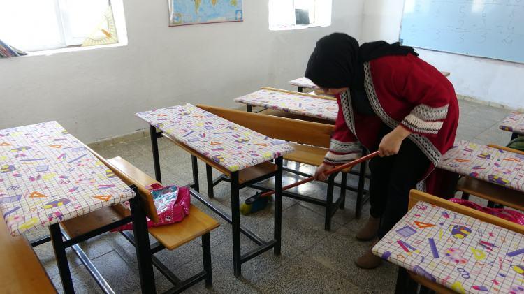 <div><strong>'SADECE BİR ÖĞRETMEN DEĞİLİM, HEM ANNEYİM HEM BABAYIM'</strong></div>
<div> </div>
<div>Kendi köyünün çocuklarına iyi bir eğitim sağlamak için her fedakarlığa hazır olduğunu belirten Müjgen Karaman, </div>