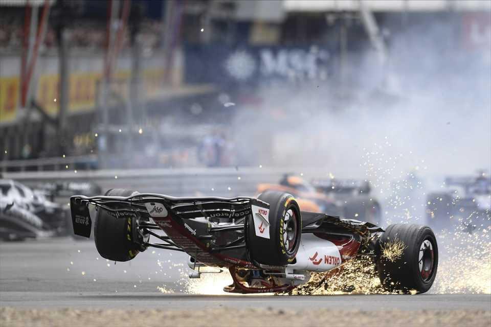 <p>Formula 1 Dünya Şampiyonası’nın 10. ayağı Büyük Britanya Grand Prix'si, ciddi bir kazayla başladı. İngiltere’nin Northamptonshire bölgesindeki 5,8 kilometrelik Silverstone Pisti'nde düzenlenen yarışın ilk turunda, Alpha Tauri'den Yuki Tsunoda, Alpine'den Esteban Ocon, Mercedes'ten George Russell, Alfa Romeo'dan Guanyu Zhou ve Willams'tan Alexander Albon'un araçları kazaya karıştı.</p>