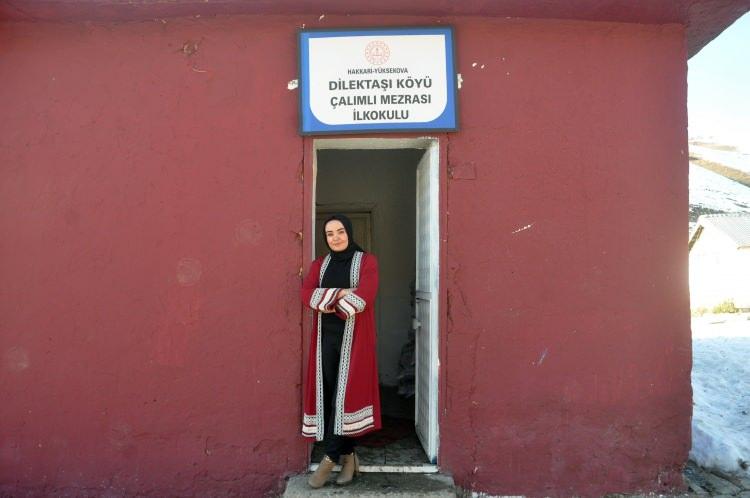 <p><strong>“Özellikle köyümdeki çocuklara en iyi eğitimi sağlamak ve onlara yardım etmek için buraya geldim. Derse gelmeden önce dışarıda odunları kırıyorum ve içeriye kırdığım odun ve kömürü taşıyorum. </strong></p>