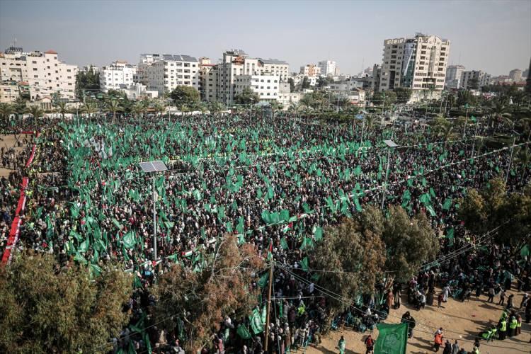<p>Gazze kentinde düzenlenen ve "Aslanların İni" adı verilen askeri geçit törenine Hamas'ın askeri kanadı İzzeddin el-Kassam Tugayları'na mensup maskeli ve silahlı gruplar ile hareketin yöneticileri katıldı.</p>
