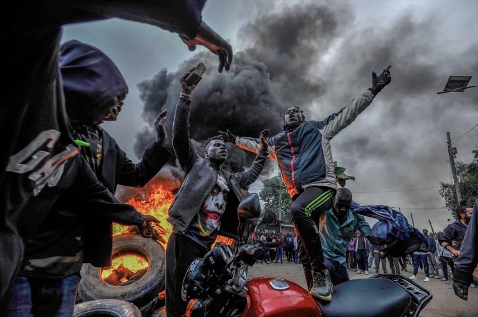 <p>Kenya'da yapılan seçimlerin ardından başkent Nairobi'nin Kibera bölgesinde toplanan kaybeden aday Odinga’nın destekçileri, seçim sonuçlarını protesto etti.</p>
