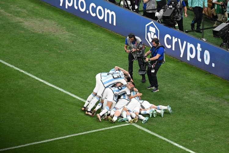 <p>Arjantin, Dünya Kupası'nda üçüncü kez şampiyonluk ipini göğüsledi. "Tangocular" futbolun milli takımlar düzeyindeki bir numaralı organizasyonunda 1978 ve 1986'nın ardından üçüncü kez kupayı müzesine götürmeyi başardı.</p>
