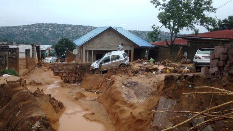 <p>Kongo Demokratik Cumhuriyeti’nin başkenti Kinsaşa’da şiddetli yağışlarından sonra oluşan sellerde en az 100 kişi hayatını kaybetti.</p>
