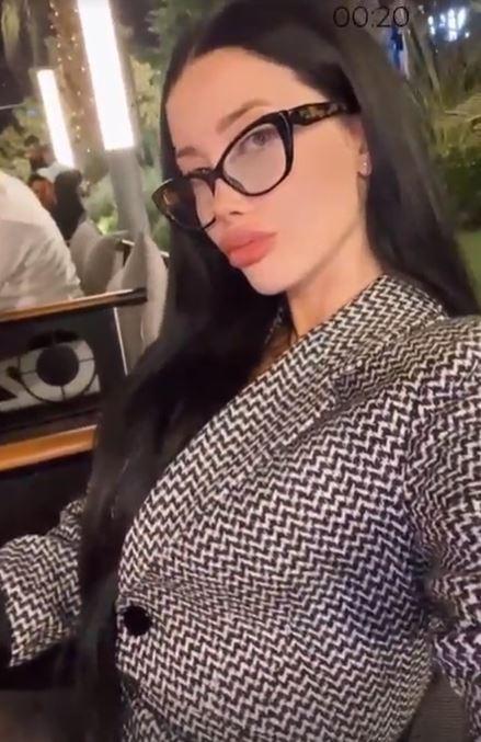 <p><span style="color:#000000"><strong>7 yaşında Hira adında bir kızı olan Cansel, programa geldiğinde "Bir erkekte aradığım şey yakışıklılık ve zeka. Ee tabi para olmadan da olmaz. Maddiyat benim için çok önemli. Adam gibi adam olmalı ve beni sahiplenmeli. Kıskançlığı severim." ifadelerini kullanmıştı. </strong></span></p>
