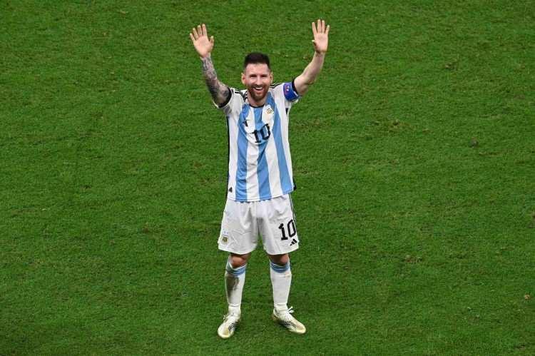 <p>Arjantin'in yıldız oyuncusu Lionel Messi, önemli bir unvanın daha sahibi oldu. Karşılaşmada takımının birinci ve üçüncü golüne imza atan 35 yaşındaki yıldız, Dünya Kupası tarihinde grup aşamasında, son 16 turunda, çeyrek finalde, yarı finalde ve finalde fileleri havalandıran ilk oyuncu unvanını elde etti.</p>
