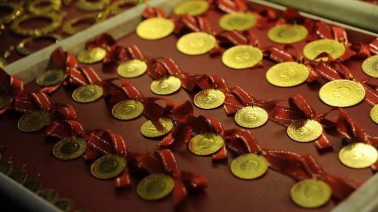 <p>Ancak yine 1.100’lü rakamlar önümüzdeki hafta yine konuşulmaya başlar diye tahmin ediyorum. Ons altında tahminim 1.815 dolar devamında 1.830 seviyesine kadar bu yükselişleri devam ettirecekleri yönünde."</p>