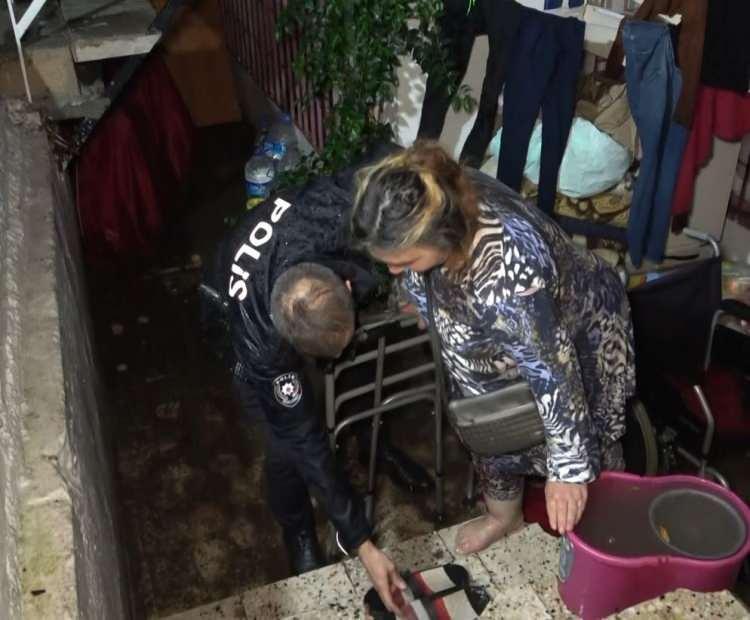 <div>Antalya’nın Muratpaşa İlçesi Yükselalan Mahallesi 485 Sokak üzerinde bir binanın bodrum katında yaşayan Yeter Gezer (49) şiddetli yağışlar sonrası su basan evinde annesiyle birlikte mahsur kaldı.</div>

<div> </div>
